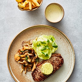Entrecote met kruidenboter/ bearnaise , frites en gebakken paddenstoelen Entrecote met kruidenboter/ bearnaise , frites en gebakken paddenstoelen